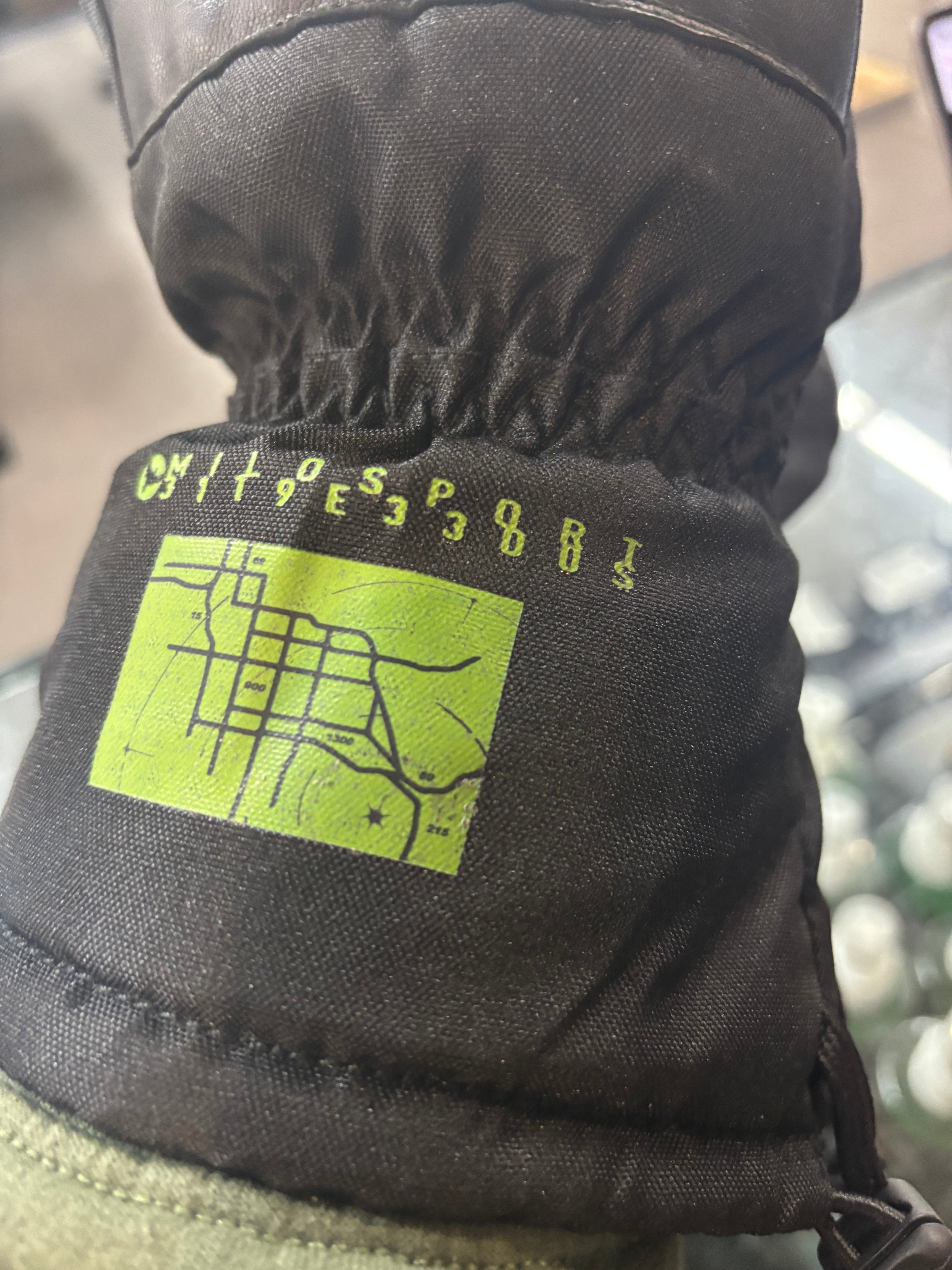 Milo Secret Mitt in Black