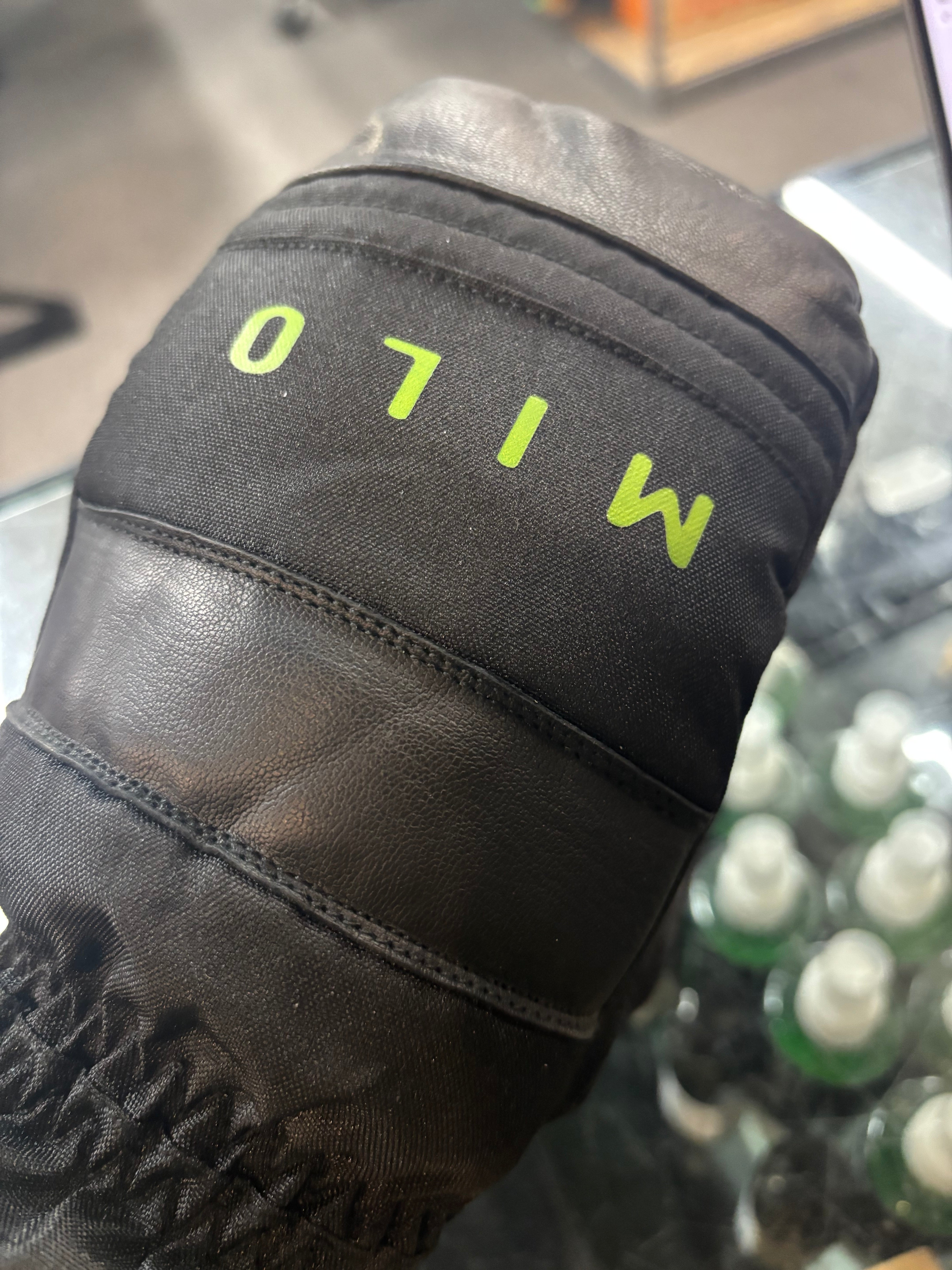 Milo Secret Mitt in Black