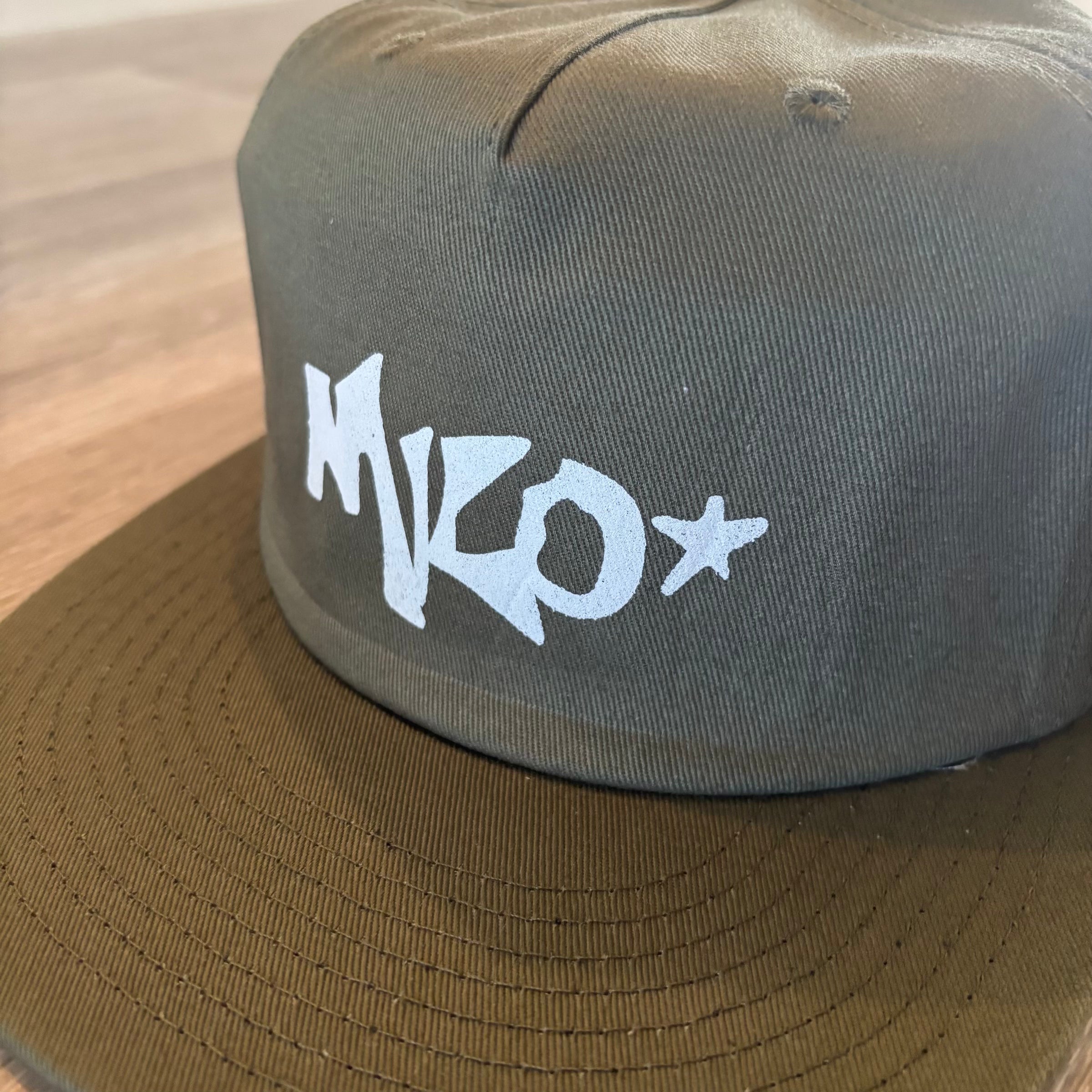Milosport men's spray logo 5-panel cotton hat with adjustable strap, featuring a stylish logo design on the front.