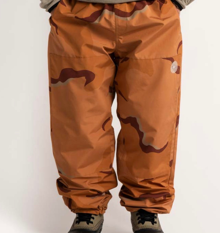 Autumn Service Snow Pant for men and women, insulated winter ski pants, black with adjustable waist and snow gaiters.