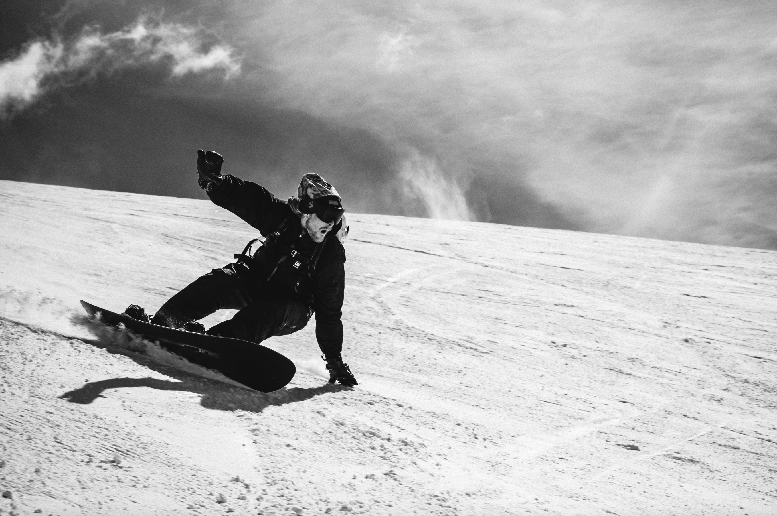 Korua Pencil Plus snowboard heel side view showing its sleek design and graphic details, ideal for snowboarding enthusiasts.
