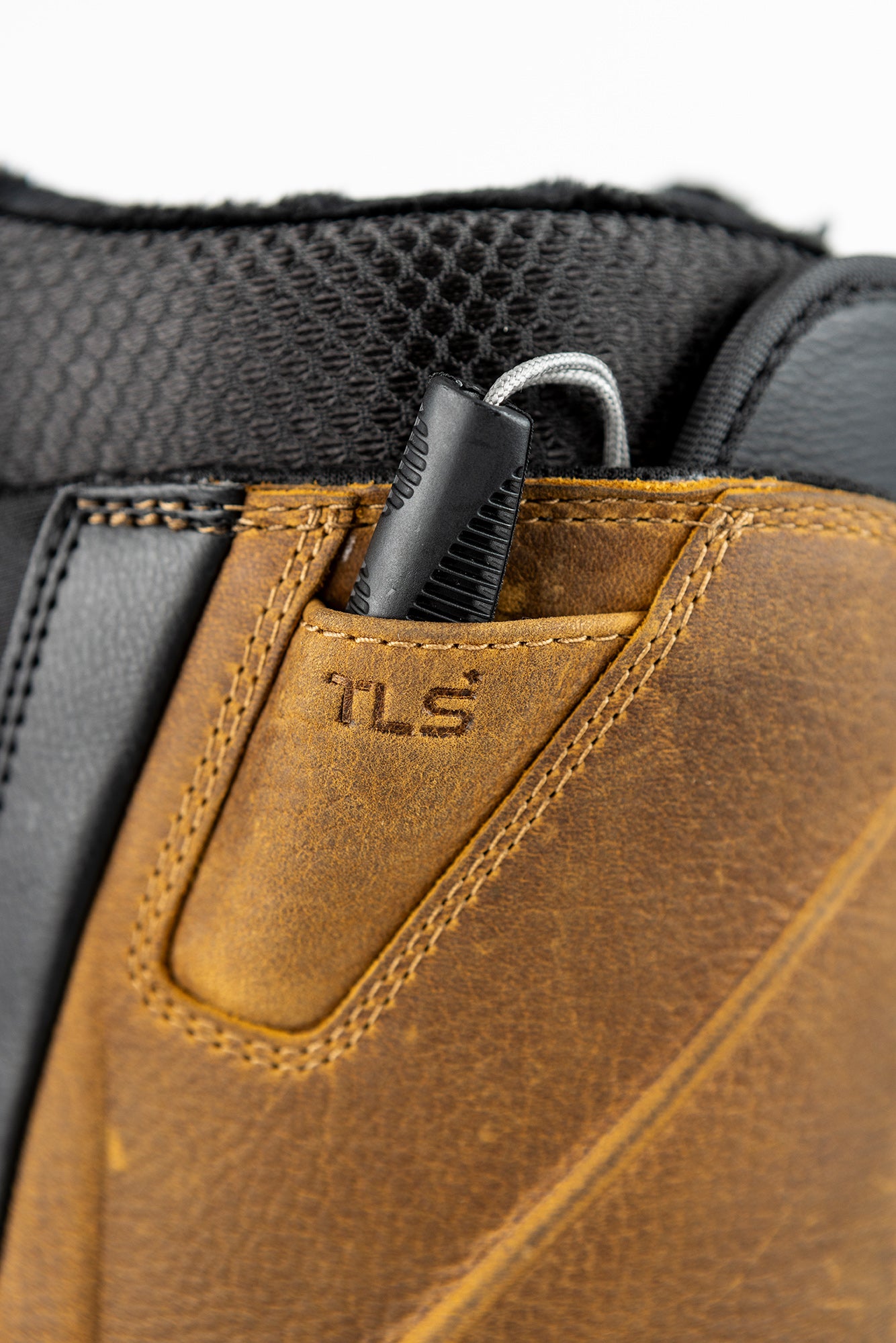 Nitro El Mejor TLS+ snowboard boot for 2027, featuring black and red design with secure lacing system and padded interior.