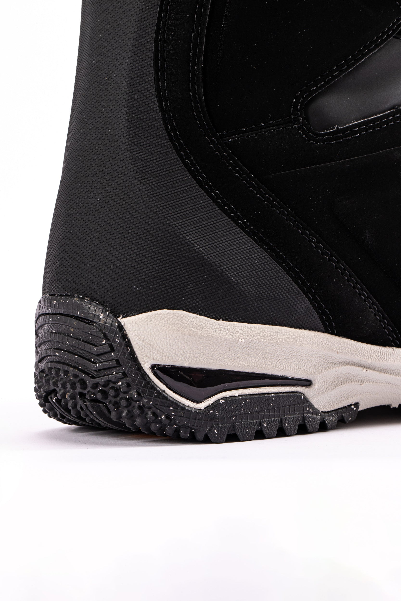 Nitro Team Pro Kleveland TLS snowboard boots in black, featuring heel padding and secure lacing, designed for winter snowboarding.