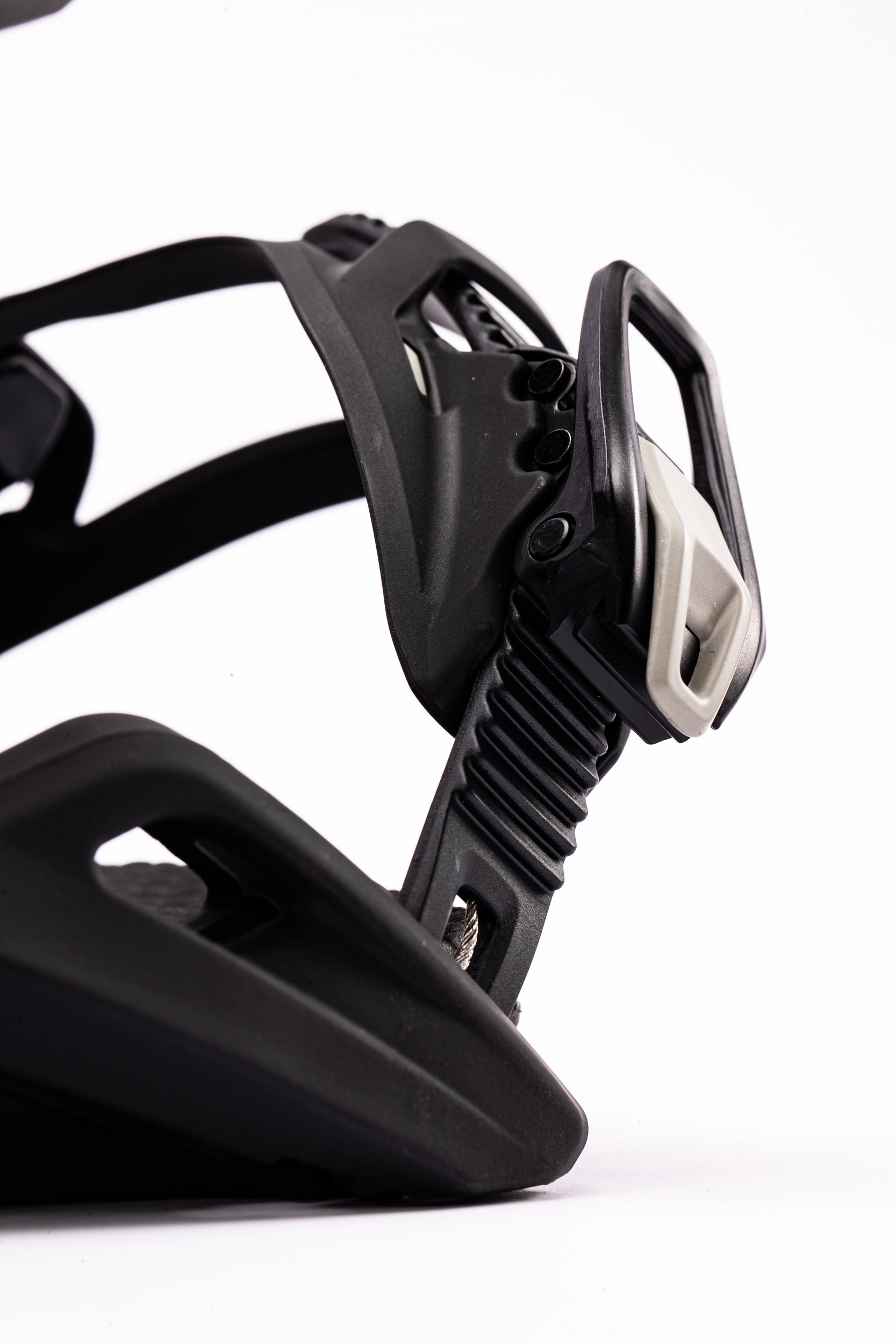 Black Nitro Team Pro snowboard bindings with toe ratchet and Milosport logo, designed for snowboarding performance.