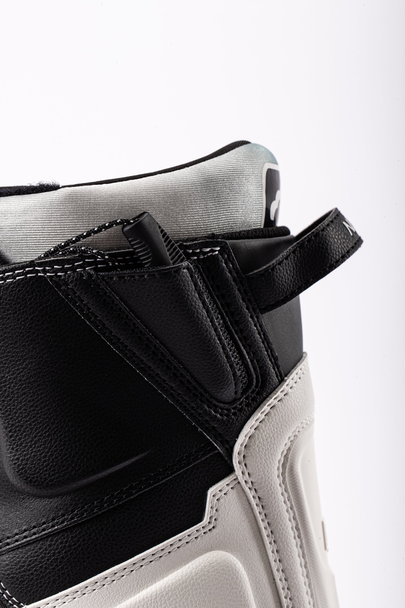 White Nitro Team TLS snowboard boots with heel loop, designed for snowboarding in 2027.