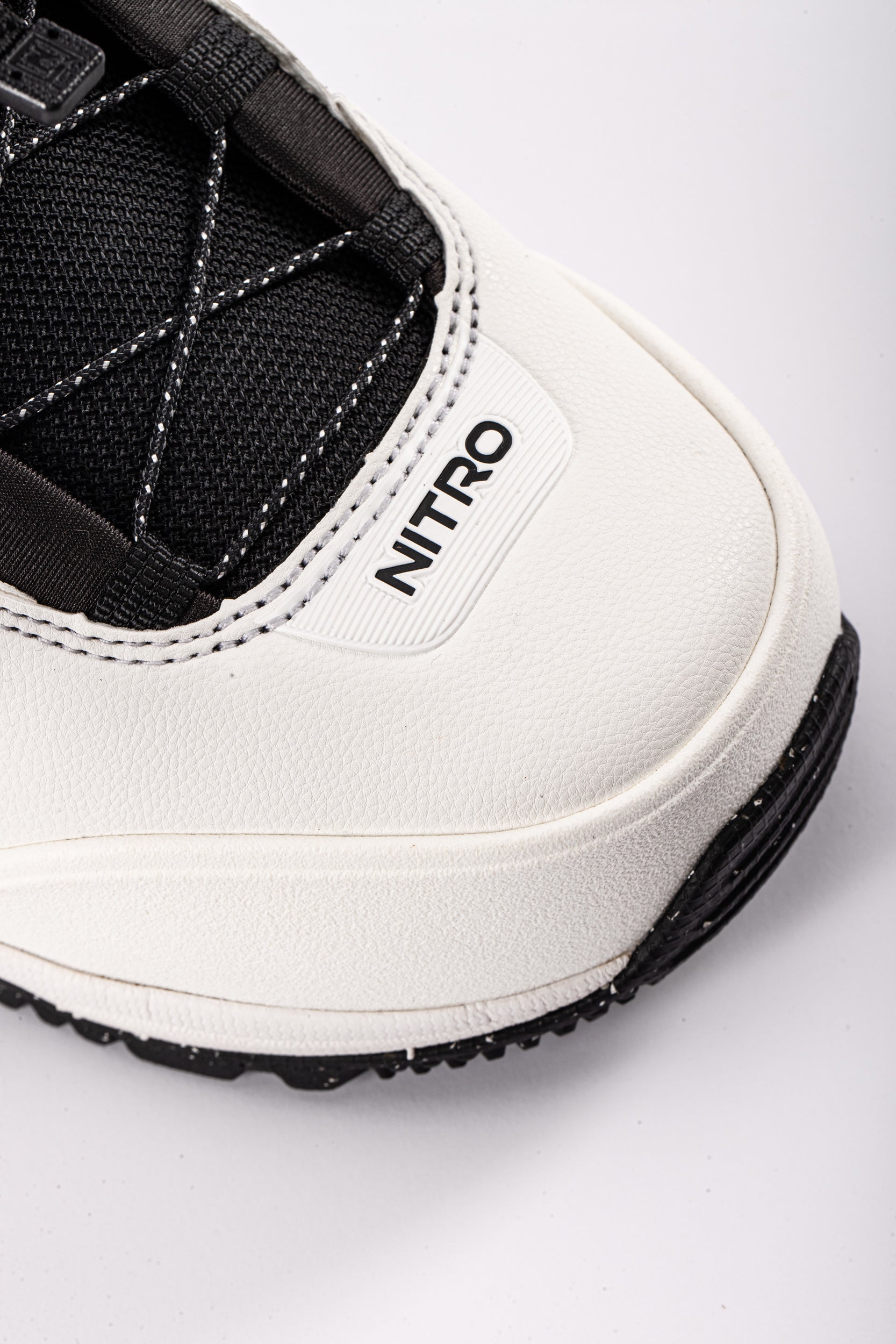 White Nitro Team TLS snowboard boots for snowboarding, featuring Milosport toe design and durable construction.