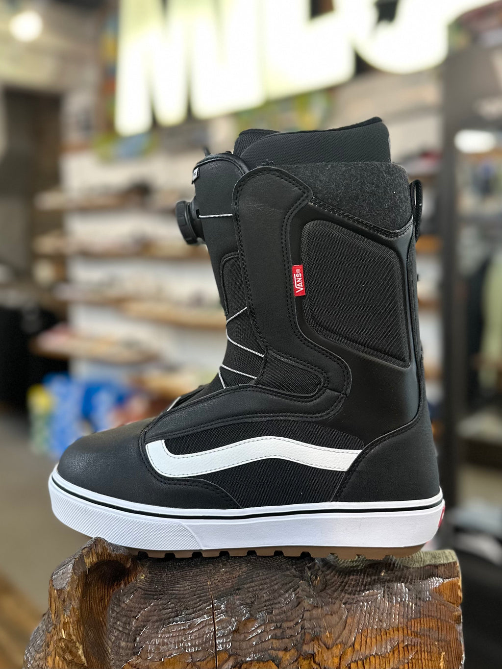 The Vans Mens Aura OG Snowboard Boot 2025
