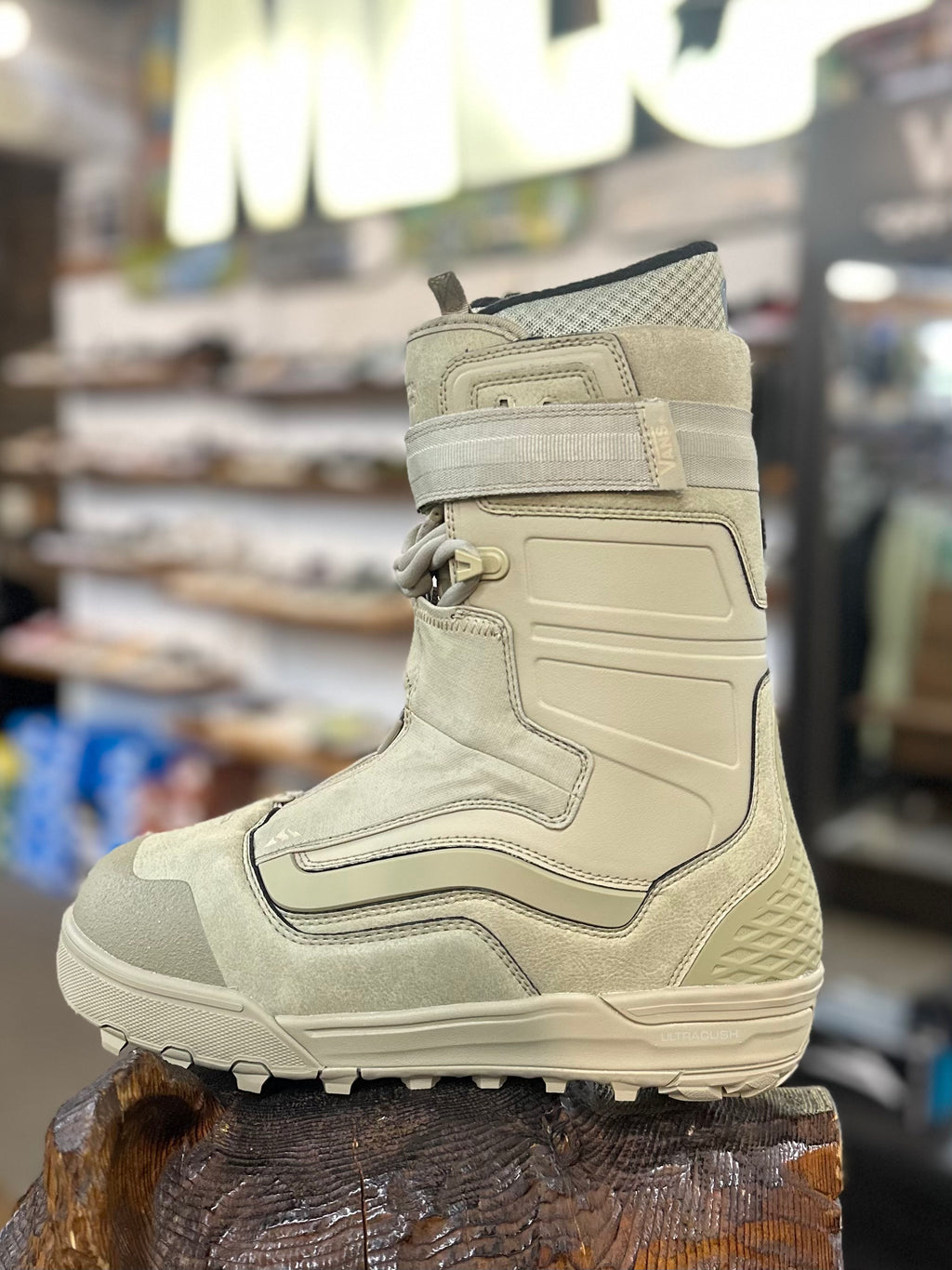 The Vans Mens Hi-Country & Hell-Bound Snowboard Boot 2025 The Vans Mens Hi-Country & Hell-Bound Snowboard Boot 2025