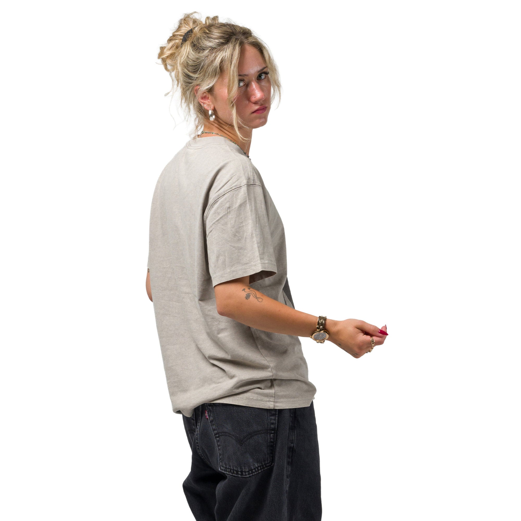Souvenir Dirty S Tee 2027 in light grey, unisex T-shirt with back design, casual men's and women's fashion.
