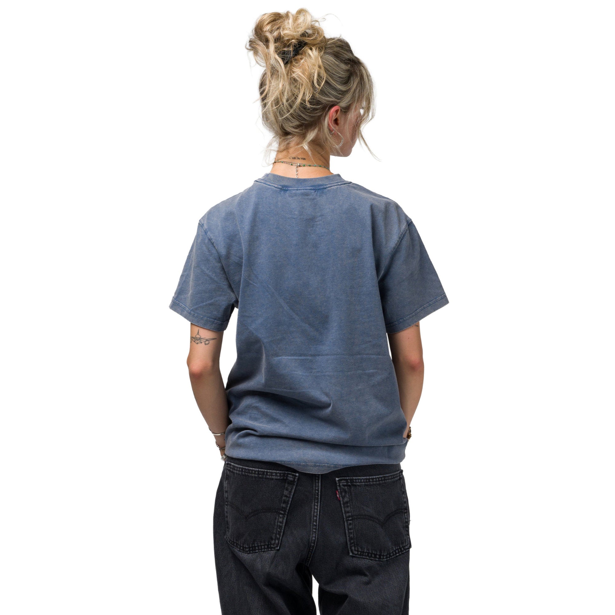 Back view of Souvenir Dirty S Tee 2027 in dirty blue for men and women, featuring casual graphic design and comfortable fit.