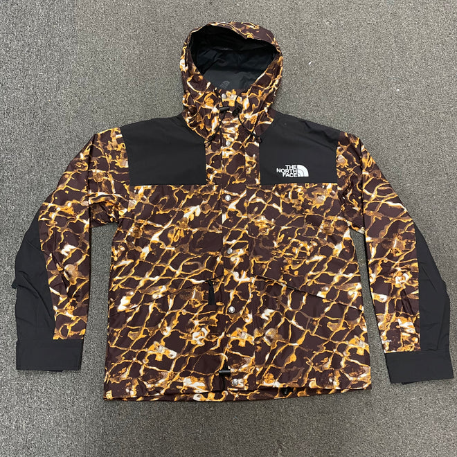 The North Face Mens 86 Retro Mountain Jacket in Coal Brown Water Distortion Print 2024