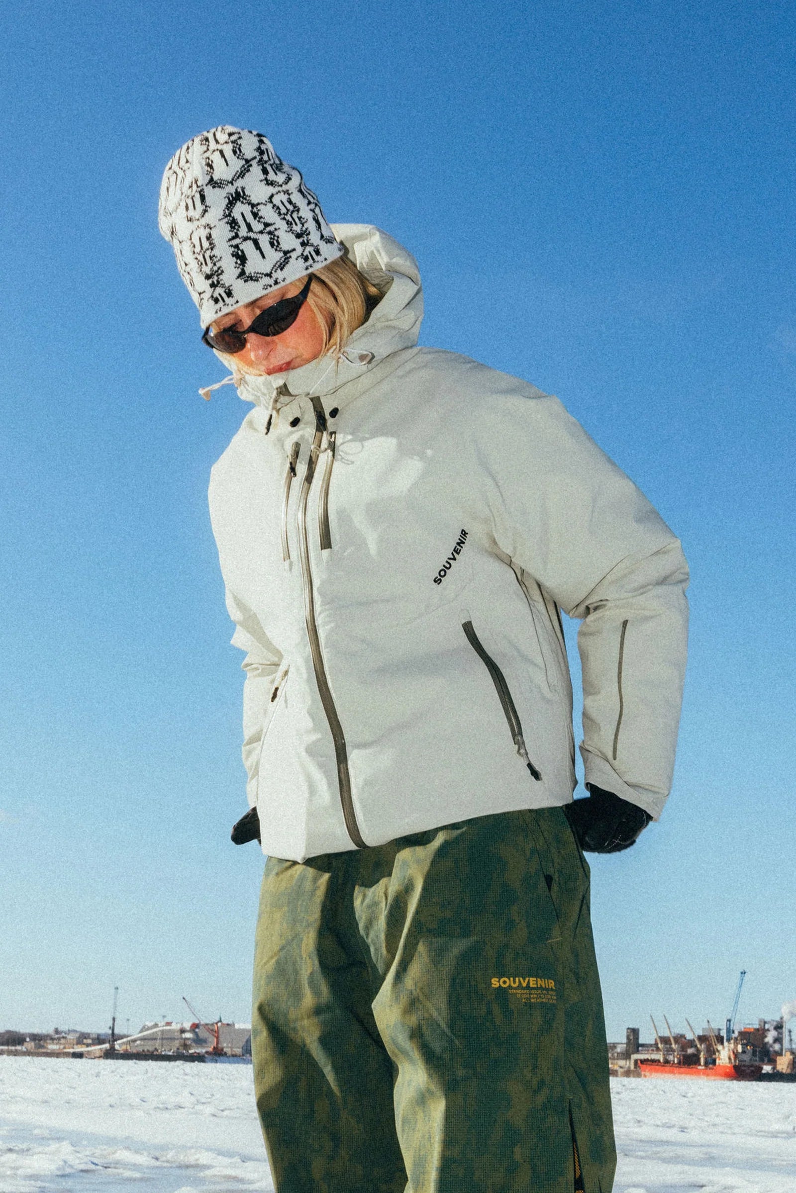 Putty-colored Souvenir Snowboard Parka 2026 with snowboard graphics, designed for winter sports and cold weather protection.