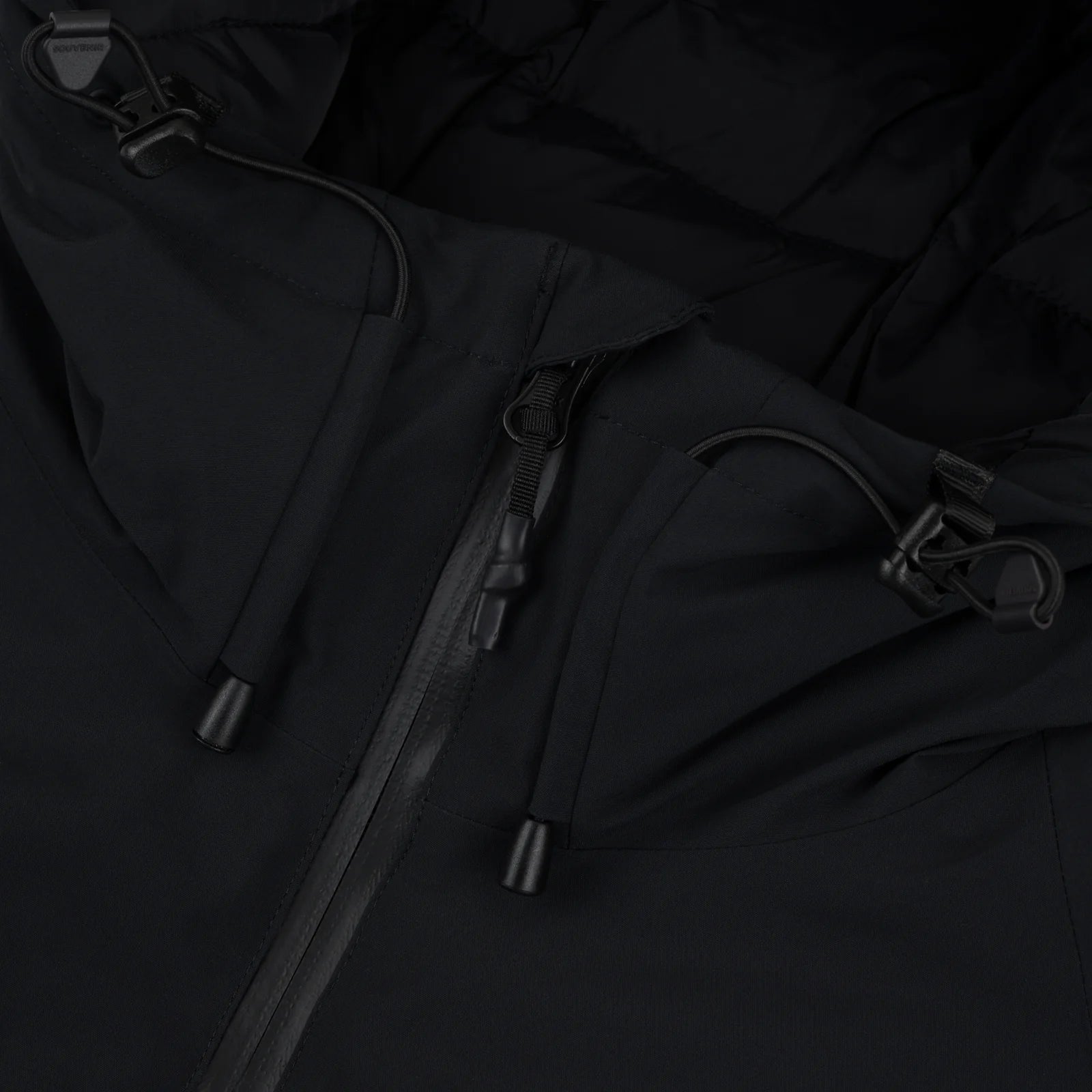 Black Souvenir snowboard parka with front zipper, designed for winter sports and outdoor snowboarding activities.