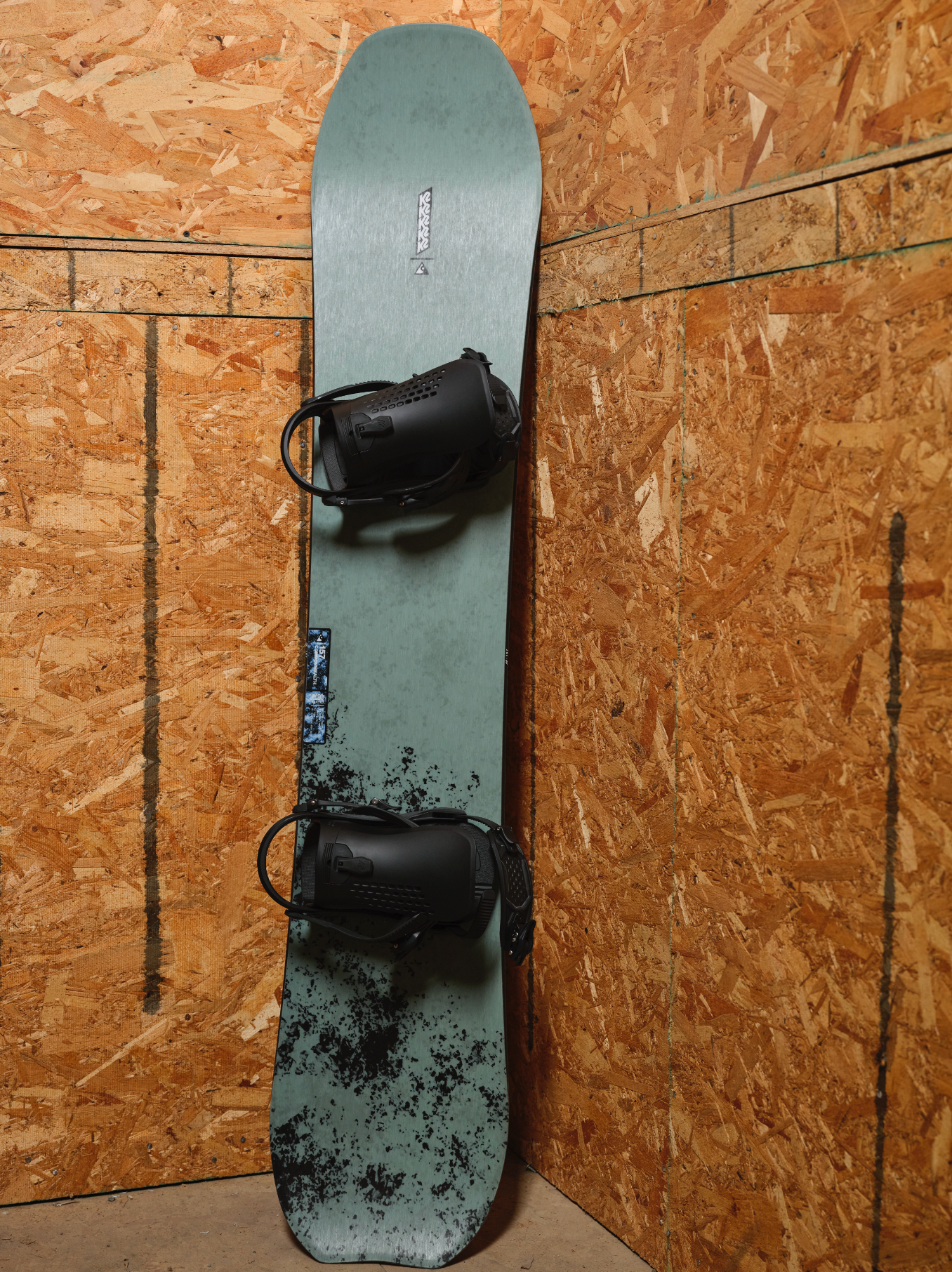 K2 Commonwealth Snowboard 2027 with durable ply construction, designed for versatile snowboarding performance on snow surfaces.