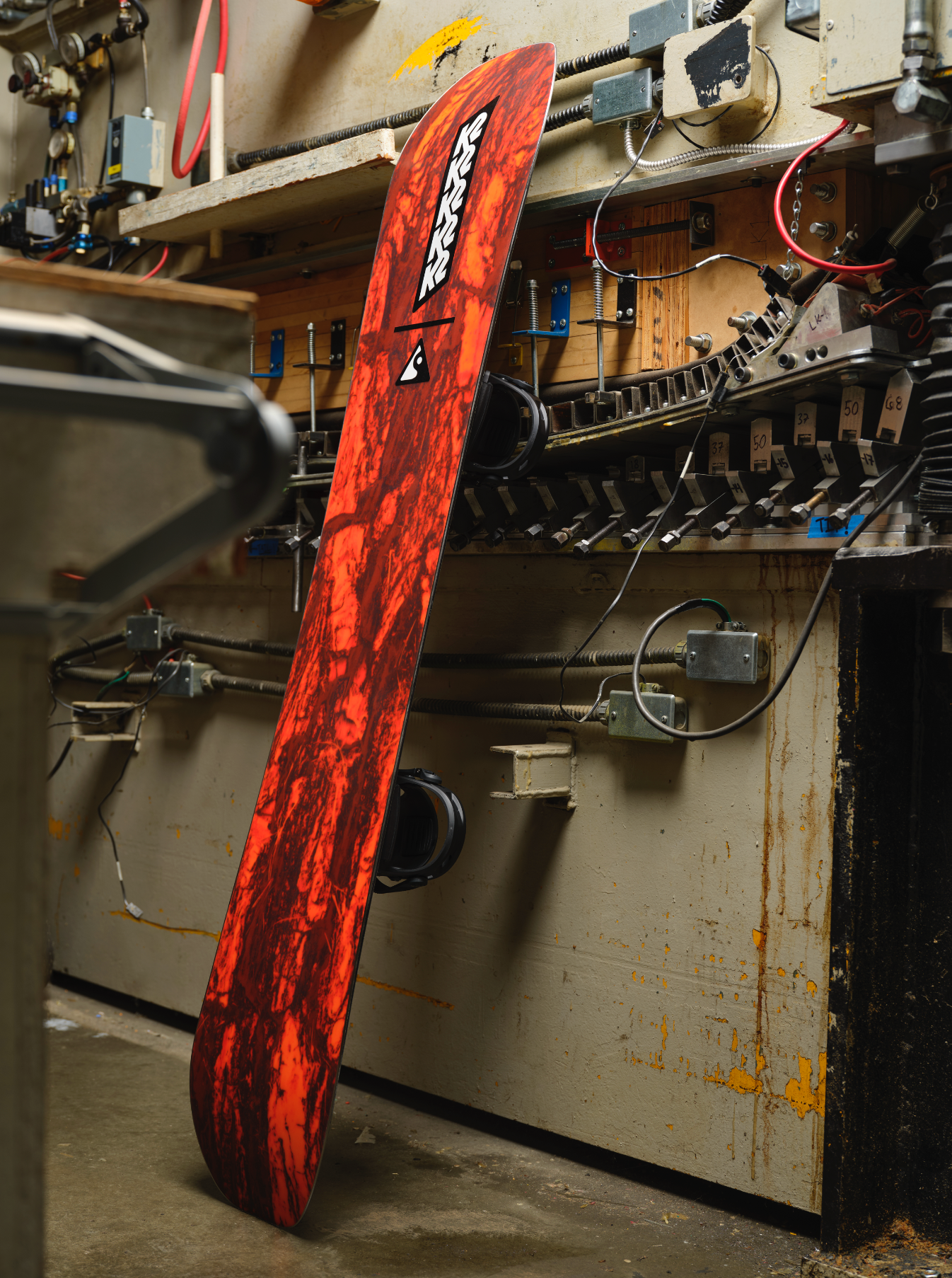 K2 Manifest Snowboard 2027 with black base and graphic design, designed for snowboarding performance and style.