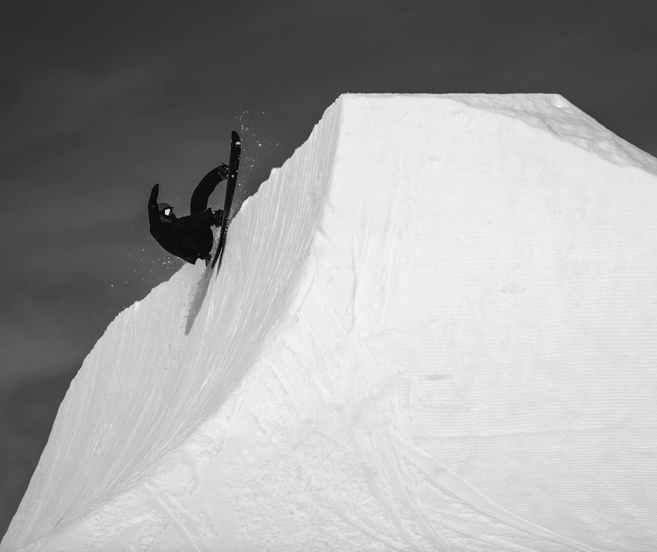 Korua Otto Plus snowboard with a goofy stance, featuring a sleek design and graphic, designed for snowboarding enthusiasts.