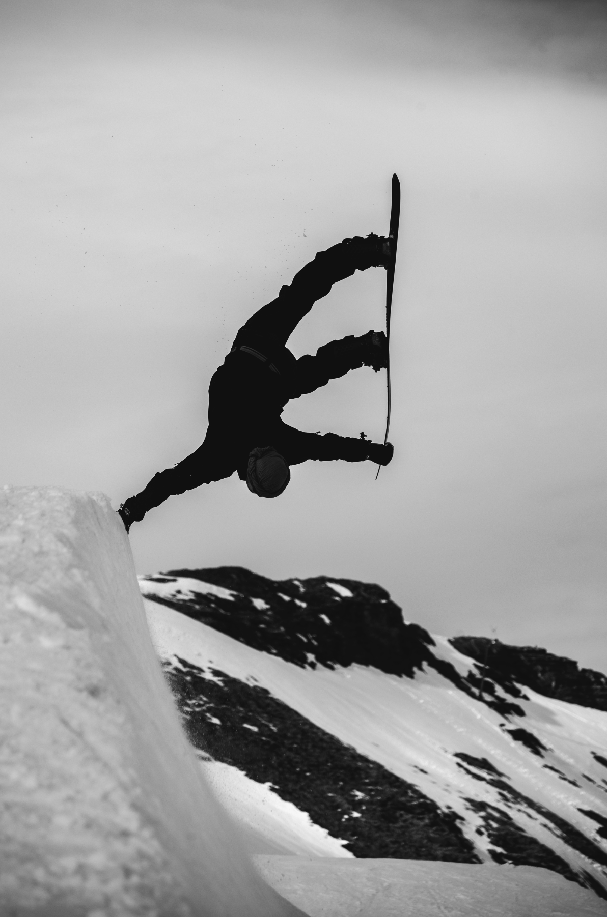 Korua Otto Plus snowboard with handplant graphic, designed for snowboarding adventures and stylish winter sports.