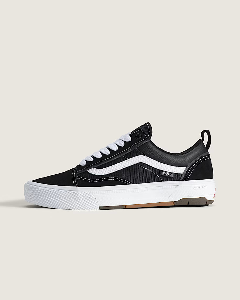 Inner side profile of the Vans Skate Old Skool Wafflecup in black and white with white laces, padded collar and Wafflecup sole.