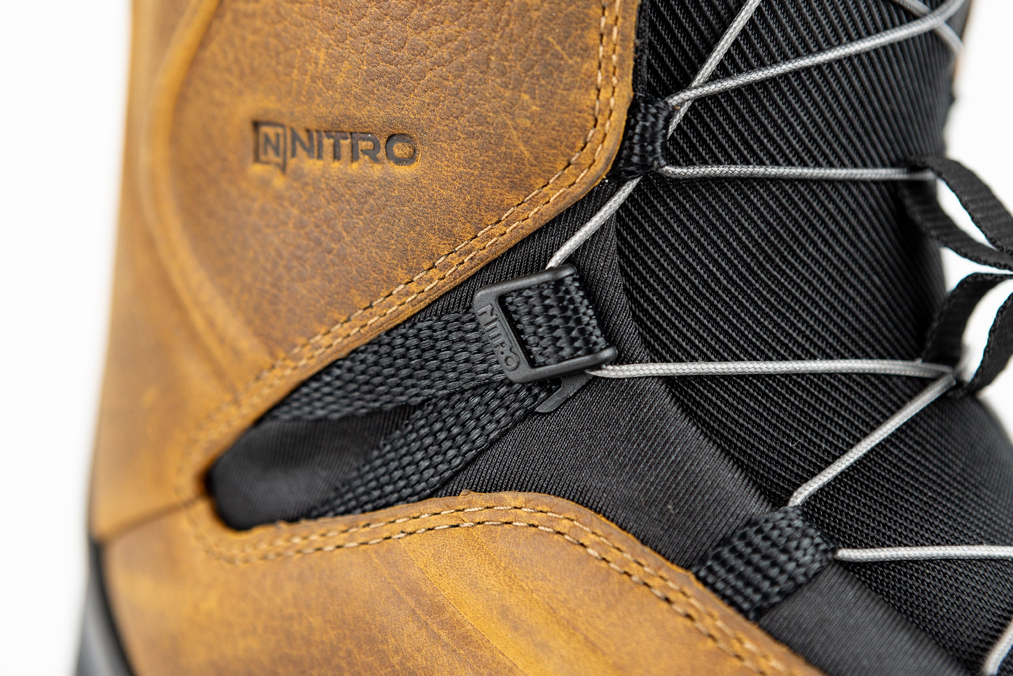 Nitro El Mejor TLS+ snowboard boots 2027 with laces, designed for snowboarding, featuring durable construction and secure fit.