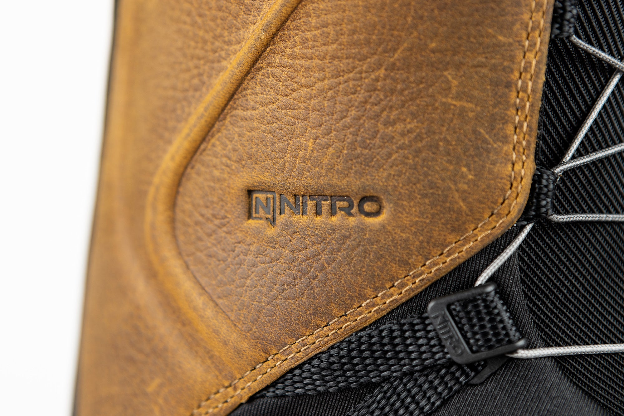Nitro El Mejor TLS+ snowboard boots for 2027 with Nitro logo, designed for snowboarding enthusiasts.
