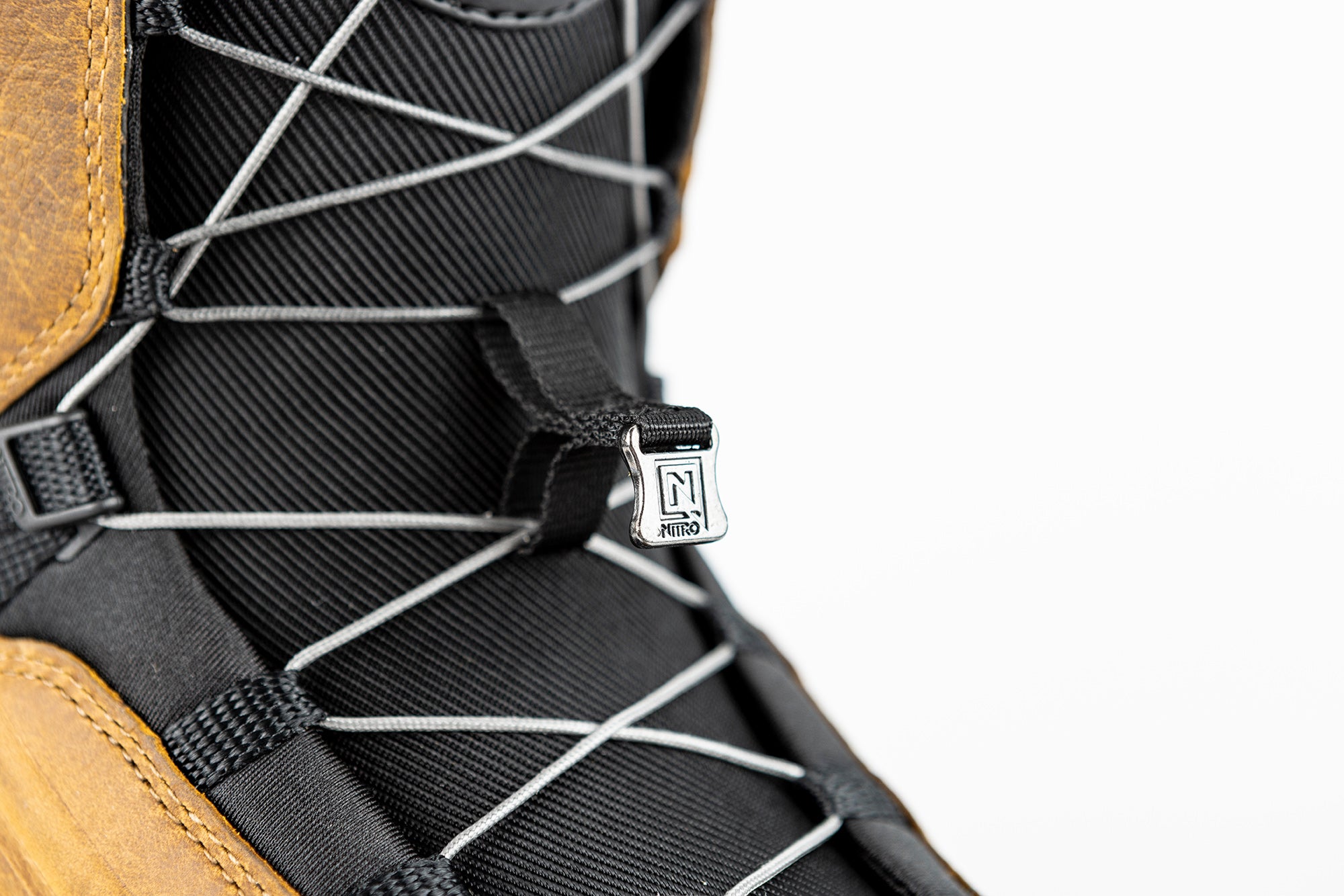 Nitro El Mejor TLS+ snowboard boots for 2027, black and white, featuring secure lacing system and padded interior for snowboarding.