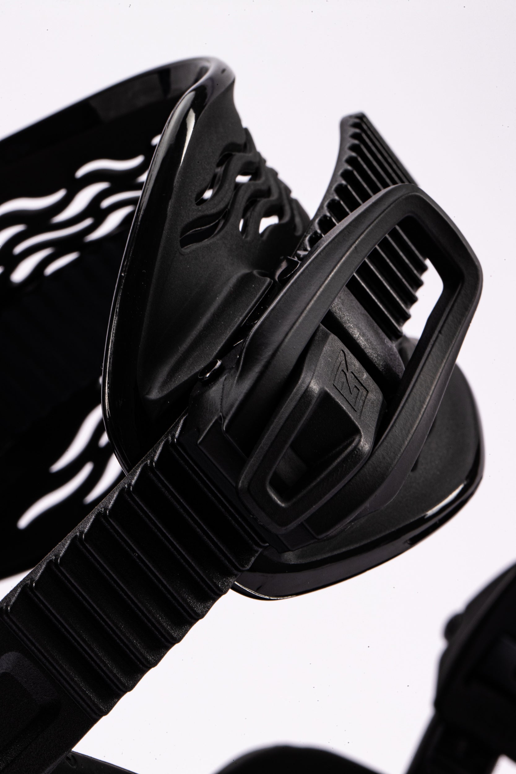 Black Nitro Fate snowboard bindings for 2027, featuring ankle ratchets and Milosport design, designed for snowboarding performance.