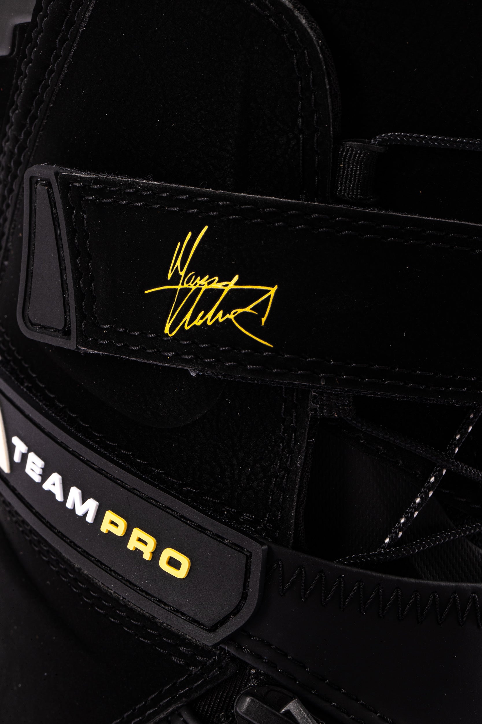 Nitro Team Pro Kleveland TLS snowboard boots in black and red, featuring strap closure and branding details.