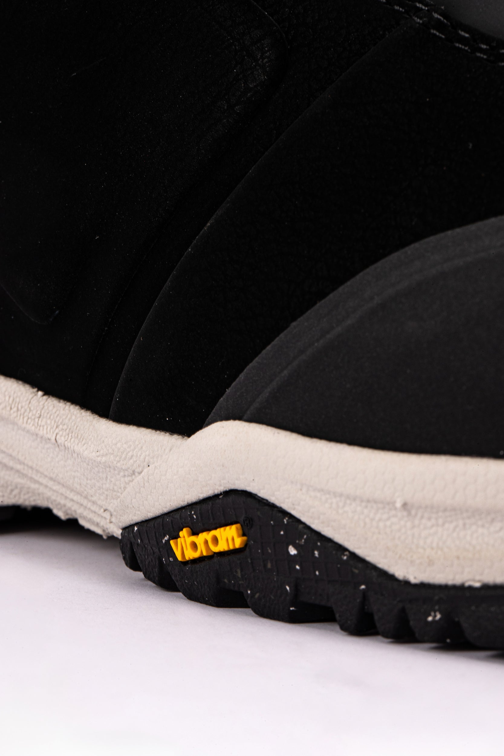 Nitro Team Pro Kleveland TLS snowboard boots in black with red accents, featuring Vibram Milosport sole and adjustable straps.