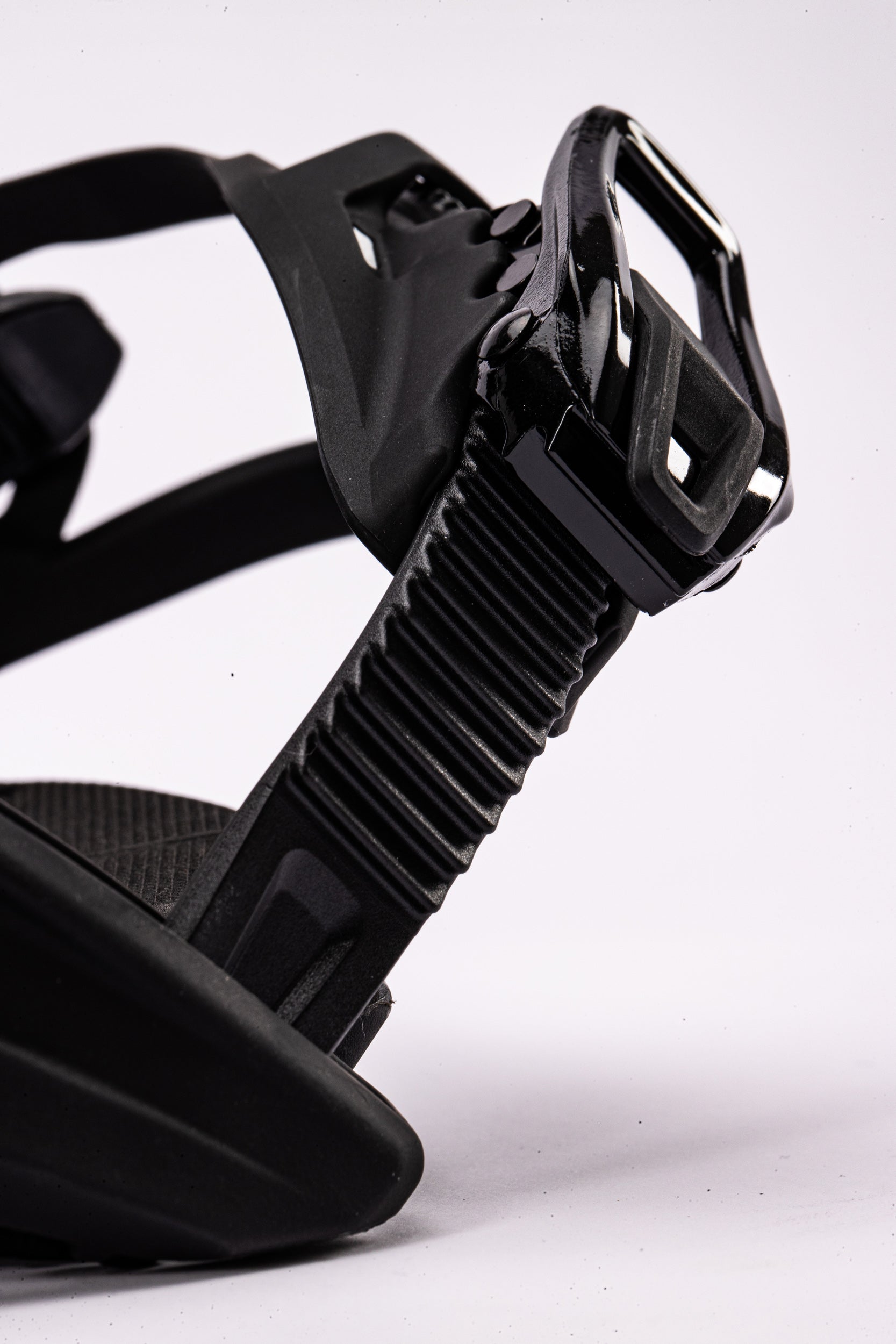 Black Nitro Team snowboard bindings with toe ladder, designed for snowboarding, featuring adjustable straps and durable construction.