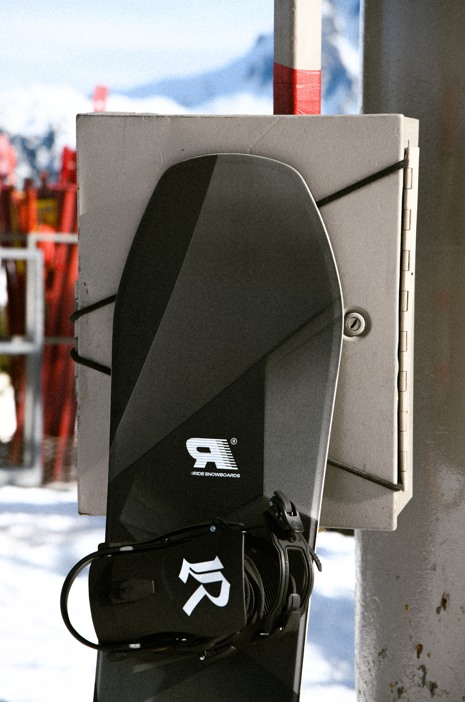 Ride Moderator Snowboard 2027 nose lift with Milosport logo, showcasing the snowboard's sleek design and durable construction.