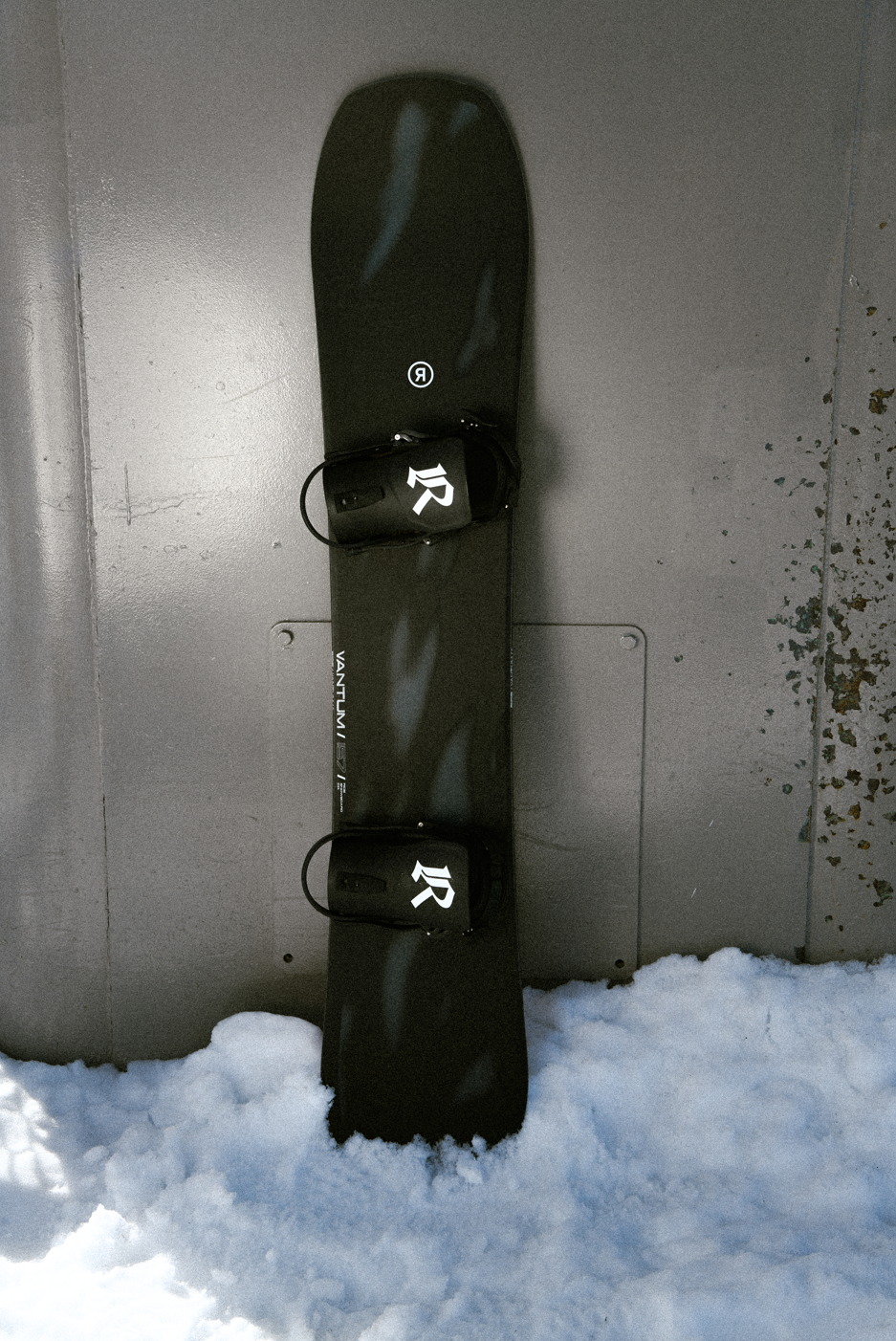 ride 51 system snowboard Benchwarmer 2026 151 Carbon Slim Walls reduce weight increase damping increase energy transfer and enhance response stability and durability Ride Shadowban Men's Snowboard, 154cm