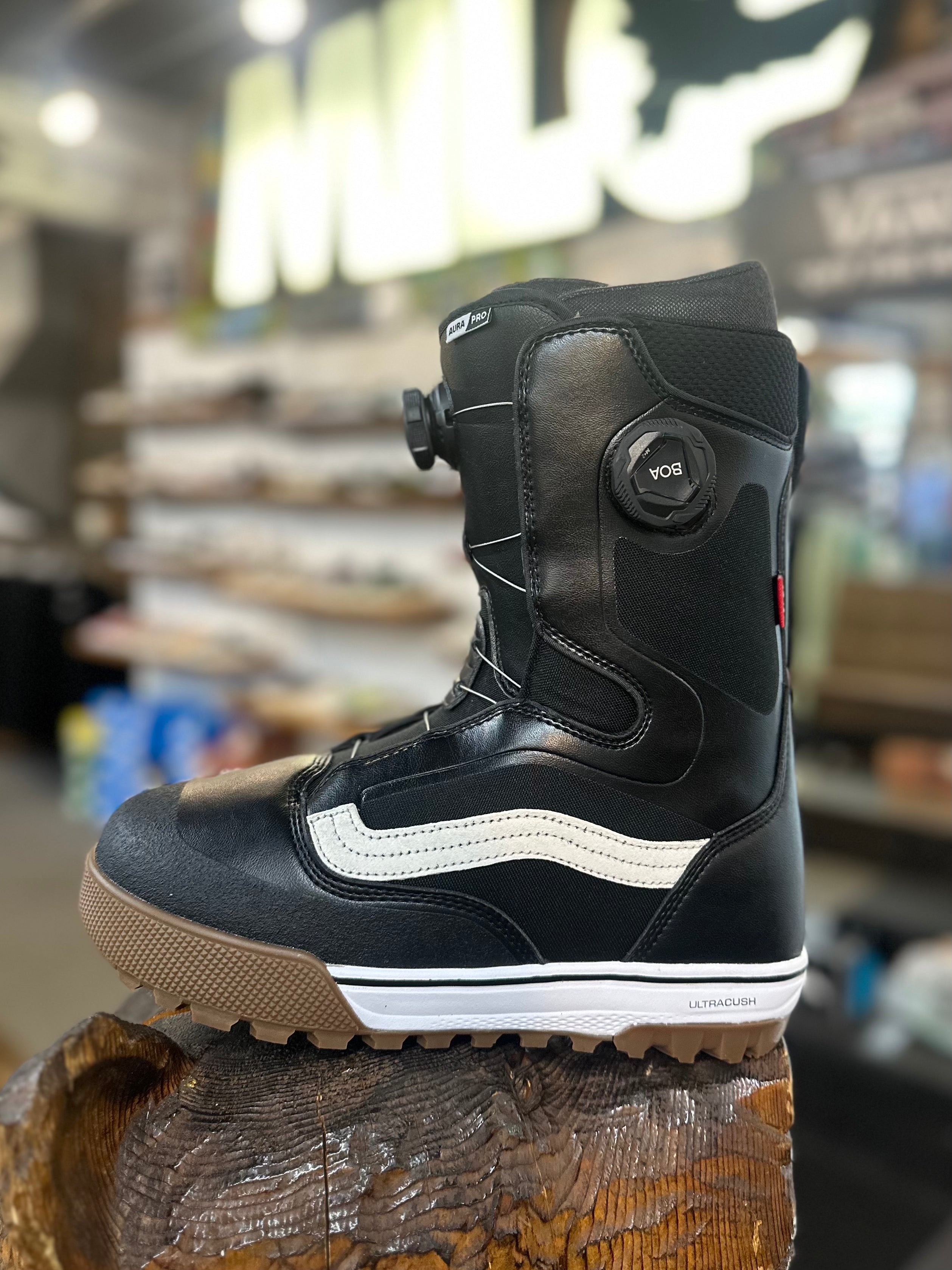 Vans Mens Aura Pro Snowboard Boot 2025 - M I L O S P O R T